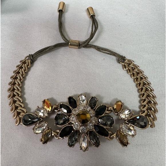 Sparkly adjustable goldtone rhinestone flowe4 bracelet - Picture 1 of 5